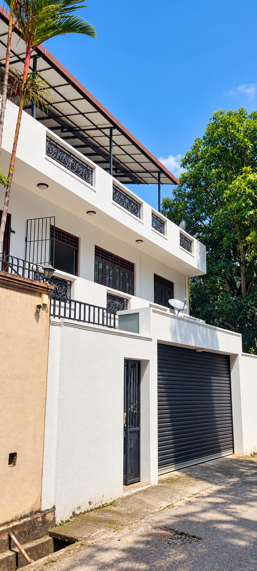 Three-unit house in Kalubowila exterior photograph